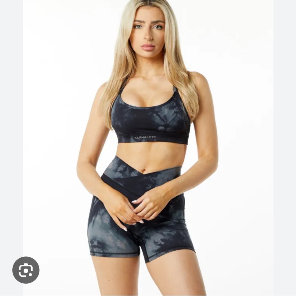 Alphalete Surface Limitless Sports Bra, Black Oil Stain
